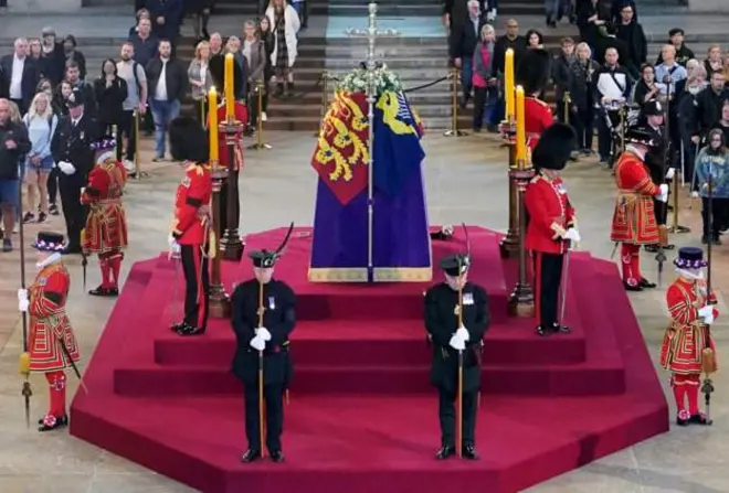 Quan tài Nữ hoàng Anh đang đặt ở Westminster Hall, London cho dân vào viếng﻿