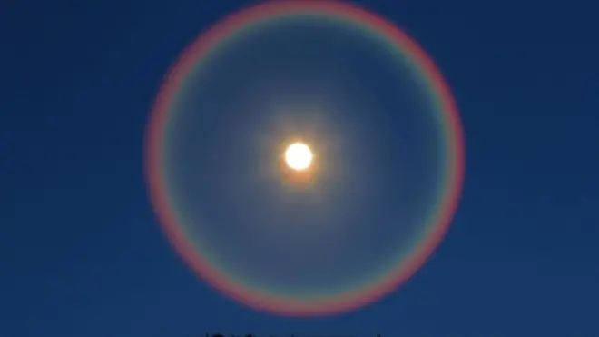 En el centro está la Luna, no el Sol.