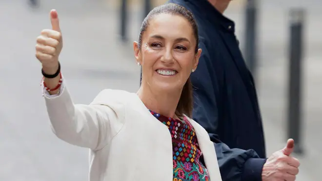 La presidenta de México muestra su dedo entintado tras votar en las inéditas elecciones de jueces.