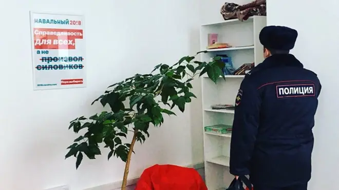 В 30 региональных штабах Алексея Навального прошли обыски