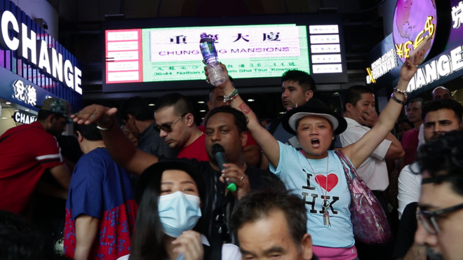 香港少数族群居民周日向游行人士派发瓶装水，显示团结。