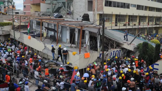 Sekitar 30 murid diperkirakan terperangkap di bawah puing-puing di sekolah dasar dan menengah, Enrique Rebsamen, di ibu kota Mexico City.