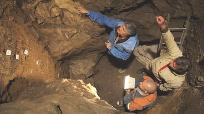 پہاڑ میں موجود وہ غار جہاں سے نشانات ملے ہیں