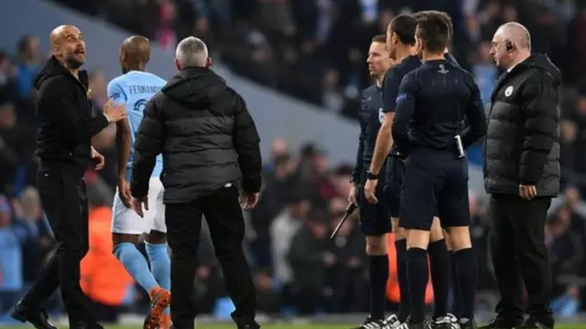 نزل غوارديولا إلى أرض الملعب وتوجه لحكم اللقاء للاعتراض على قراره بإلغاء الهدف الذي أحرزه ليروي ساني بداعي التسلل