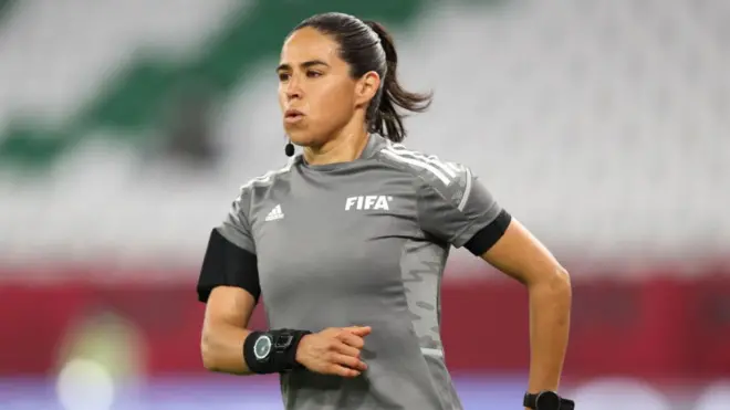La árbitro asistente mexicana Karen Díaz Medina durante la Copa Árabe de Qatar 2021
