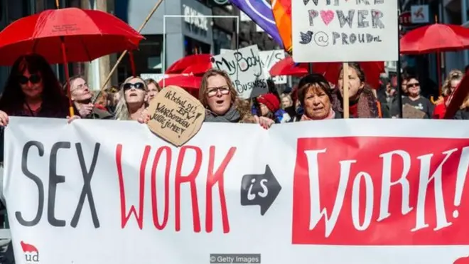 Agace ka Red Light kazwi cyane mu murwa mukuru Amsterdam w'Ubuholandi - gafatwa nk'ikirango cy'umuco cy'umujyi mu gihe hari abagafata nk'ikirango cy'ubwisanzure mu bijyanye n'imibonano mpuzabitsina