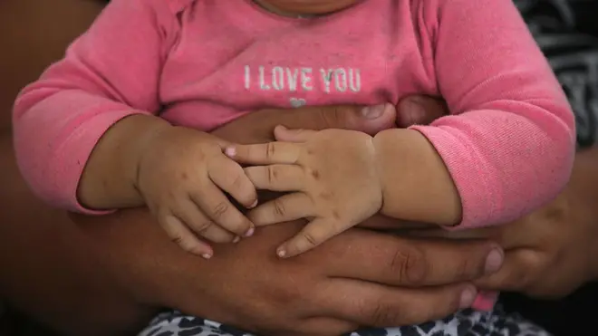 Una madre tiene en brazos a su bebé