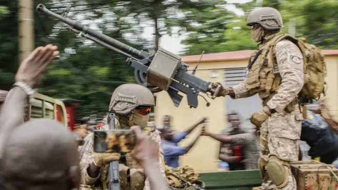 Des soldats maliens paradent sur la place de l'Indépendance à Bamako le 18 août 2020, après l'arrestation du président IBK et de on son premier ministre Boubou Cissé