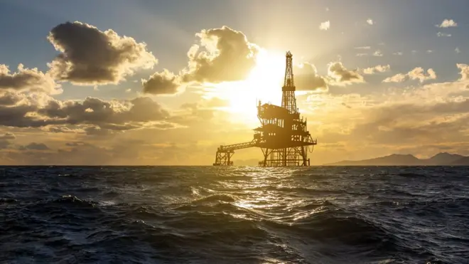 حقل نفط بحري