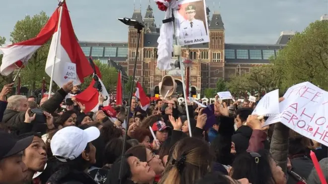 Lebih dari 2.000 orang berkumpul di Museumplein, Amsterdam, pada Sabtu (13/05) untuk mendukung Basuki Tjahaya Purnama alias Ahok.
