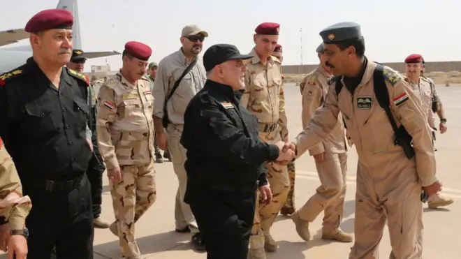 د عراق د لومړي وزیر دفتر دغه عکسونه چې ښاغلی العبادي له خپلو ځواکونو لاس روغ بړ کوي پر ټوېټر خپاره کړي.