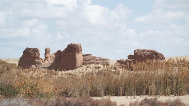 由于人类活动等多种原因，中国西北地区的沙漠正不断扩大，甚至对古代遗迹造成威胁。中国正寻找新的办法，试图扭转流沙对环境的影响。
