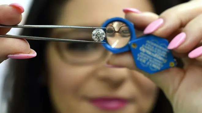 लैब में तैयार किए जाते हैं हीरे