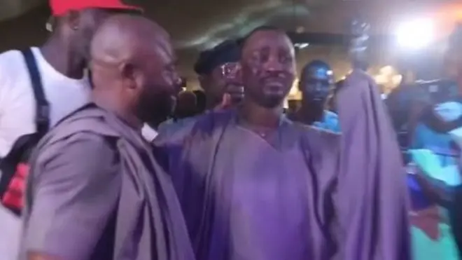 Alabi {asuma n sọkun