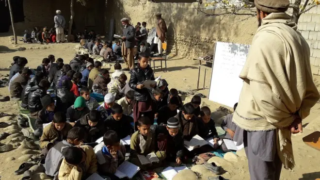 د ښوونځي یو ښوونکی وايي، چې د ټولګیو او لارې توپیر نه کېږي.