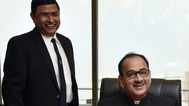 सीबीआई के स्पेशल डायरेक्टर राकेश अस्थाना (खड़े हुए) और डायरेक्टर आलोक वर्मा