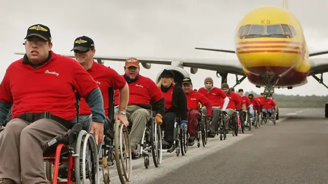 వీల్ ఛైర్స్‌లో వికలాంగులు