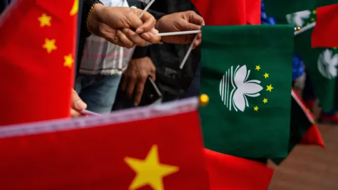 澳门旅游学院外欢迎习近平到访的群众手持中国国旗与澳门区旗等候（19/12/2019）