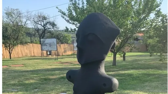 Споменик по узору на винчанске фигурине