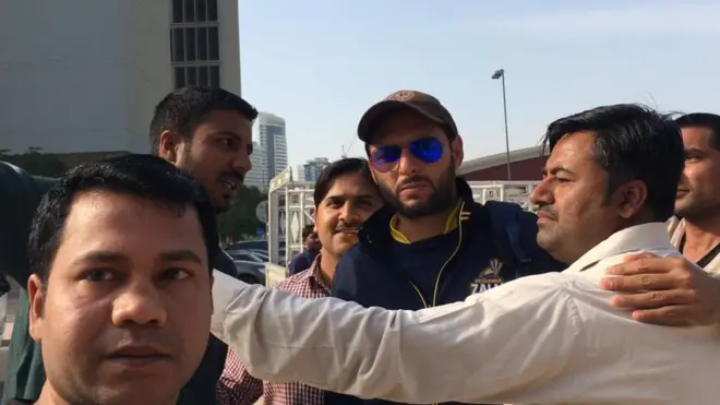 مداح اپنے سٹارز کے ساتھ سیلفی لینے کا کوئی موقع ہاتھ سے جانے نہیں دیتے