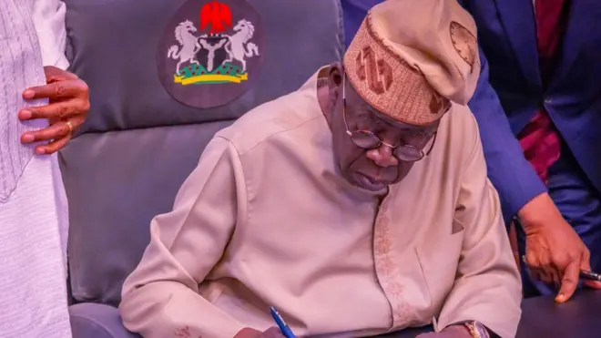 Aare Bola Tinubu, Aare ile Naijiria lo jokoo, to n ko iwe pelu igo loju re ati fila to de sori