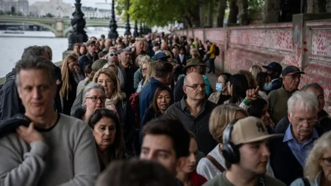 Kraliçe 2. Elizabeth'in cenazesini ziyaret için bekleyenlerin