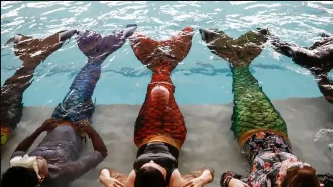 Awọn akẹkọọ kan ni orilẹ-ede South Africa sín oku jẹ nibi ayẹyẹ kan ni ile ẹkọ wọn ni Merschool lagbegbe Kayalami