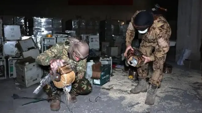 Sejumlah besar pil ditemukan tersembunyi di antara produk-produk industri.