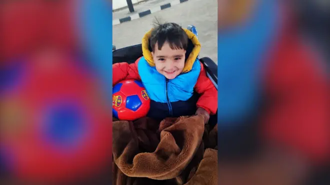 الطفل أحمد الشبت في رحلة علاجه بعد أن فقد ساقيه.