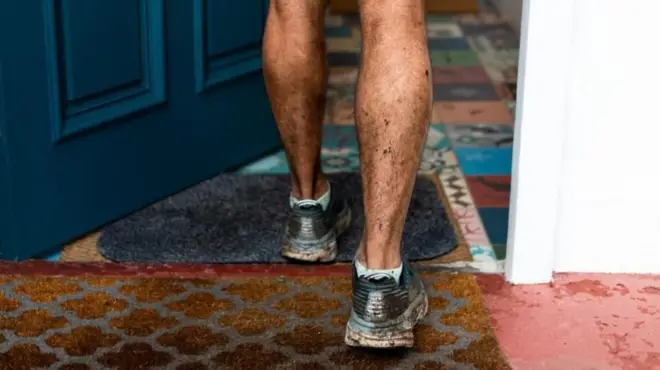 Unapoingia ndani ya nyumba na viatu, sio uchafu unaoonekana tu unaoenda nao.