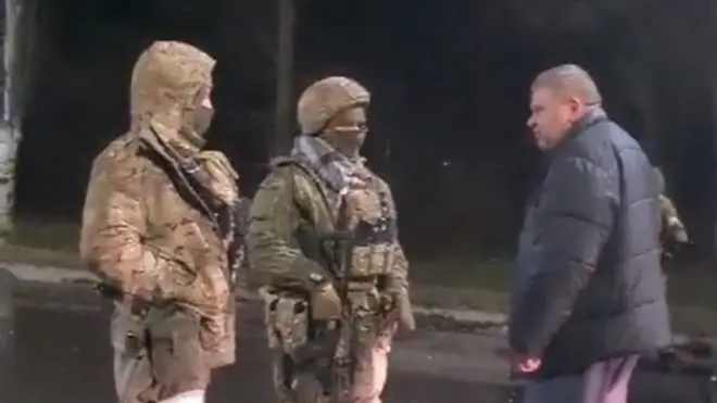 " أنا أيضا روسي ولكني أعيش هنا"