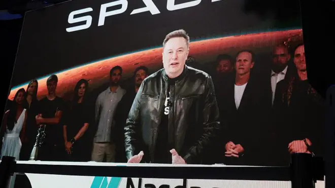 Elon Musk, założyciel i szef SpaceX, wystąpił w formie wideo przed dzwonkiem otwierającym notowania na giełdzie Nasdaq 12 czerwca 2026 roku w Nowym Jorku, podczas debiutu giełdowego spółki. Firma rozpoczyna handel pod symbolem SPCX w ramach największego przewidywanego IPO w historii.
