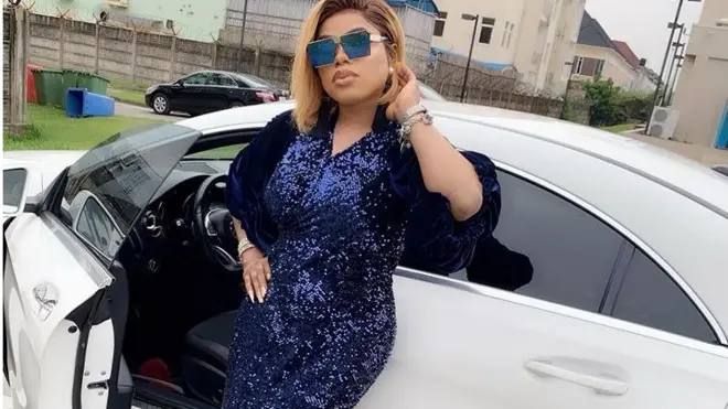 Ìjà ìgboro rèé o, ṣe bí ọkun ni Bobrisky ṣe ba ọkùnrin ẹgbẹ́ rẹ̀ jà ní?