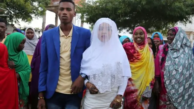 Kwa kawaida katika harusi za Kisomalia bibi harusi huvaa nguo tofauti za harusi