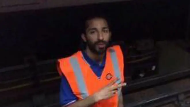 Una foto del tiempo en que trabajaba como empleado de Transport for London, que se encarga del transporte subterráneo de la ciudad.