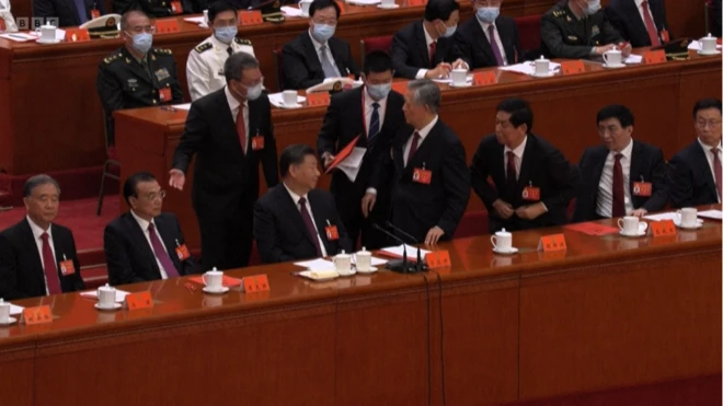 هو جین‌تائو، رهبر سابق چین، توسط مقامات کنگره حزب کمونیست به بیرون هدایت می‌شود، اکتبر ۲۰۲۲