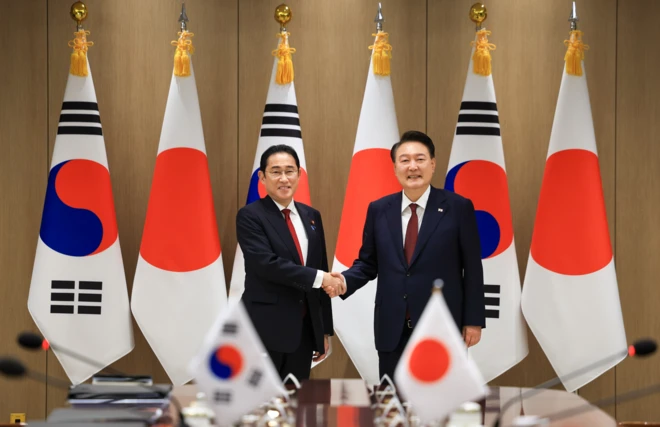 윤석열 대통령이 26일 용산 대통령실 청사에서 열린 한일 정상회담에서 기시다 후미오 일본 총리와 기념촬영을 하고 있다