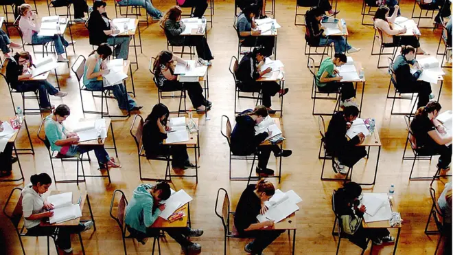 在英國的中小學調查報告中，發現華裔學生考試成績遙遙領先。