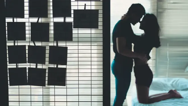 一對男女在臥室內擁抱(設計圖片)