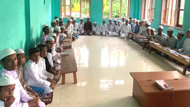 बारपेटा ज़िले के ज़न्नतुल अज़हर हाफ़िज़िया मदरसे के छात्र