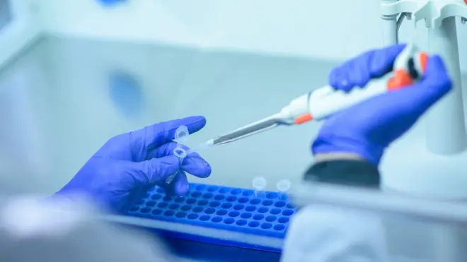 Un análisis reveló que la mujer se había contagiado con dos variantes distintas.