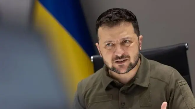 Володимир Зеленський на тлі прапора України