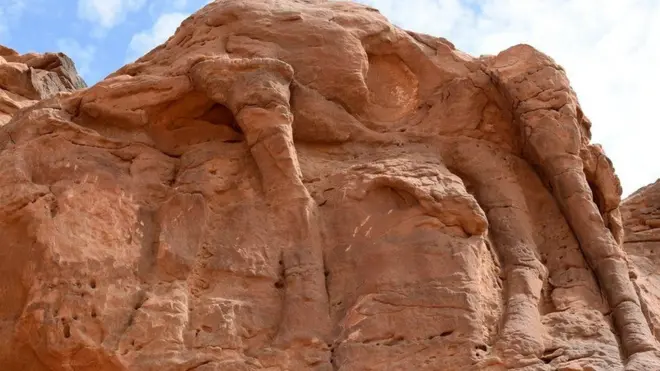 تآكل أجزاء من تلك النقوش المنحوتة في الصخور أضاف إلى صعوبة مهمة الباحثين في تحديد عمرها