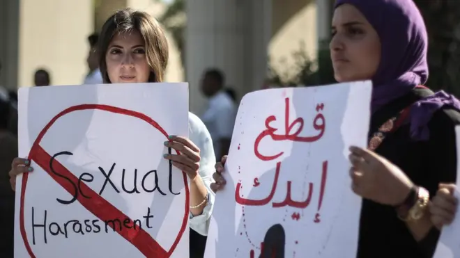 فتيات مصريات يحملن لافتات ضد التحرش (أرشيف)