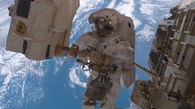 Astronauta trabajando en la parte externa de la EEI