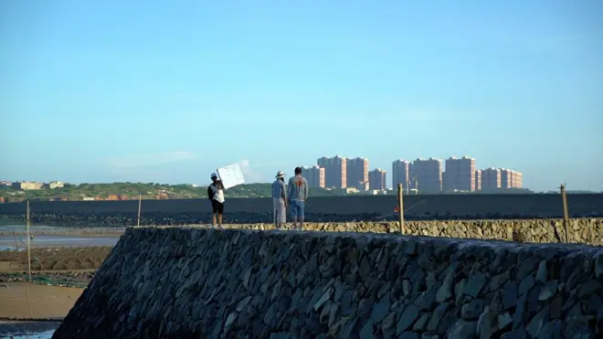 从平潭海边眺望已建成的商品房