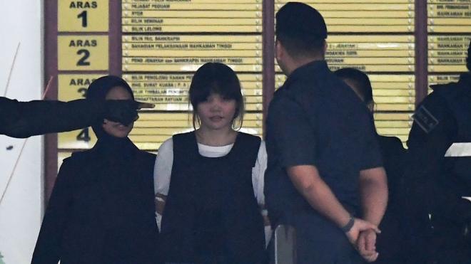 Cảnh sát Hoàng gia Malaysia hộ tống Đoàn Thị Hương ra khỏi tòa sau phiên xét xử ở Tòa án Tối Cao ở Shah Alam, ngoài Kuala Lumpur hôm 2/10/2017.