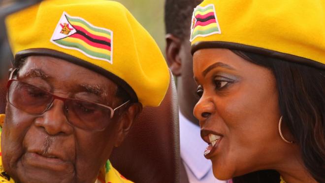 El presidente de Zimbabue, Robert Mugabe, y su esposa, Grace.