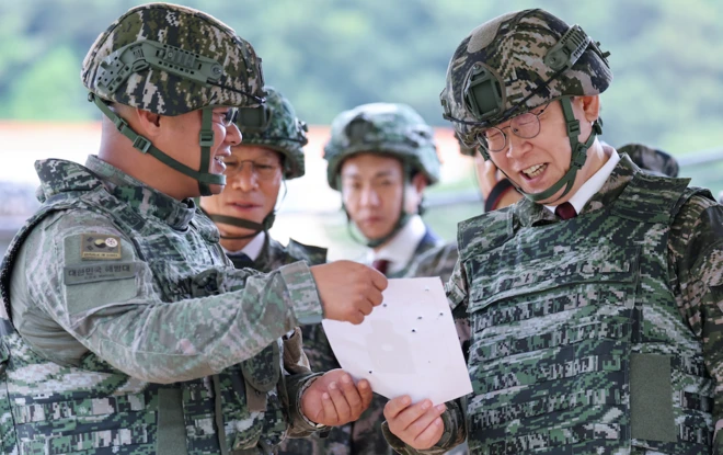 이재명 대통령이 6월 24일 인천 옹진군 연평도 연평부대에서 K15 경기관총 사격을 마친 후 표적지를 확인하고 있다