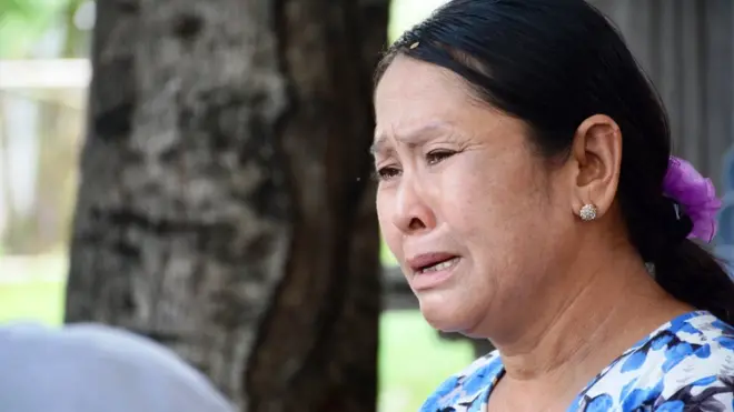 หญิงชาวเมียนมาร้องไห้